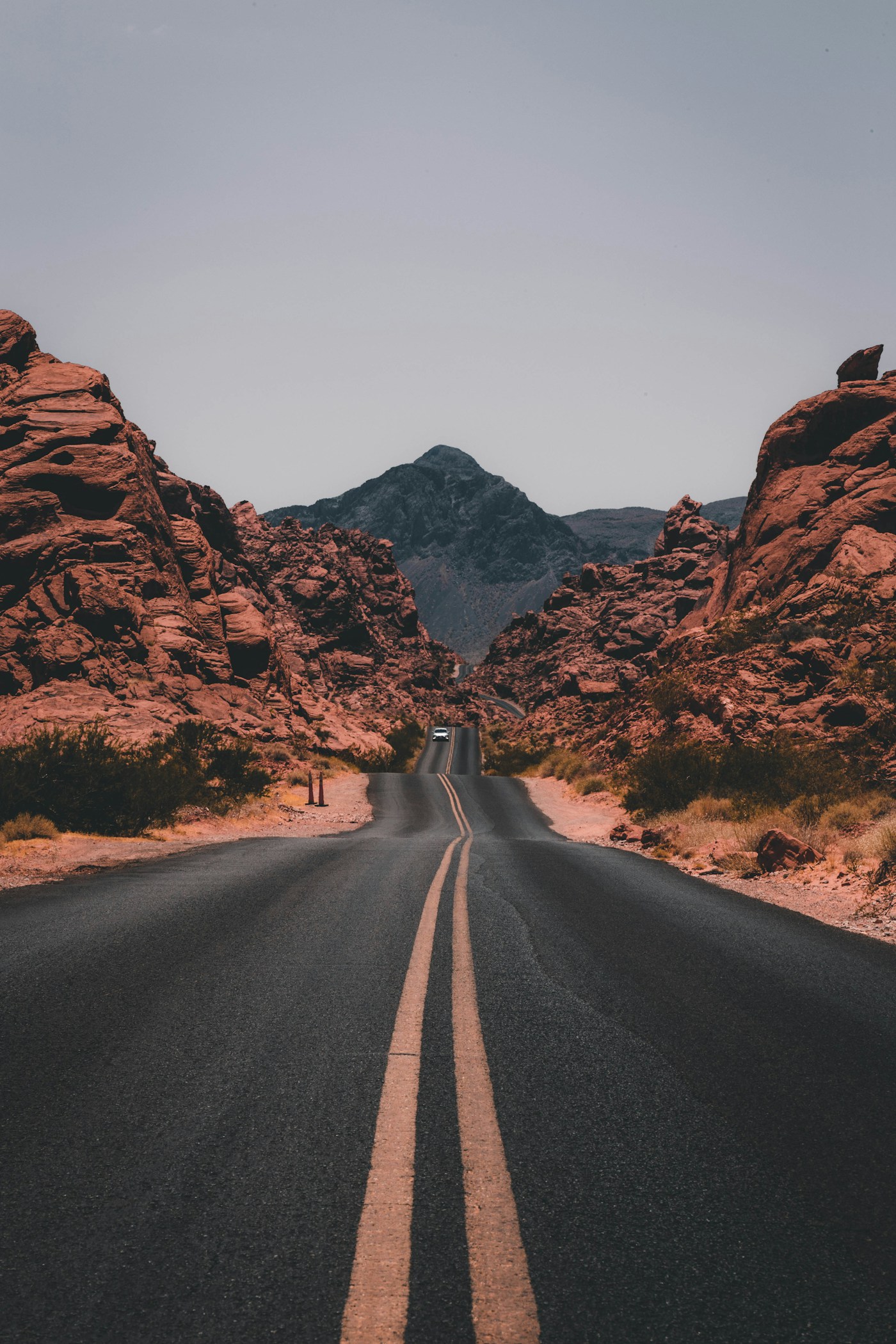 穿过山谷的西北公路
